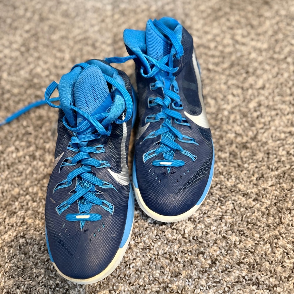 Men’s Nike sneakers. Navy and Silver Sneakers